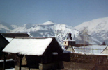 Lavoir et clocher d'Accous sous la neige