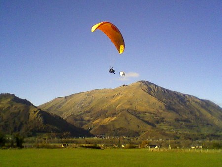 parapente en approche  l'atterrissage d'accous